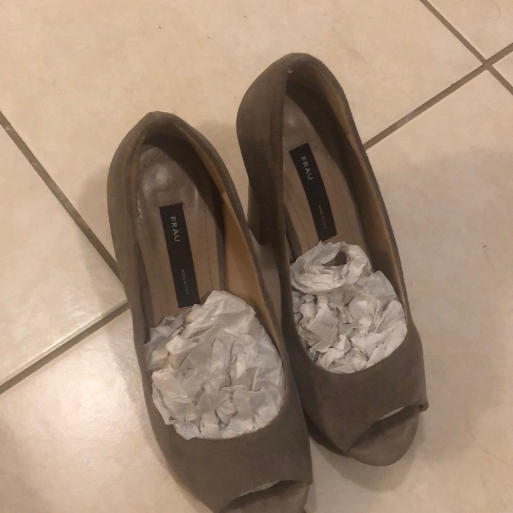 Frau open toe platform heel. Size 37
